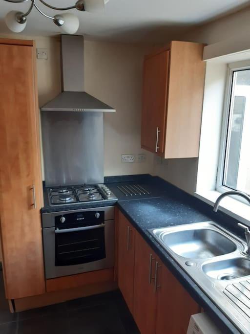 Medway Getaway - 3 Bed Home With Luxury Bathroom Chatham  Exterior foto