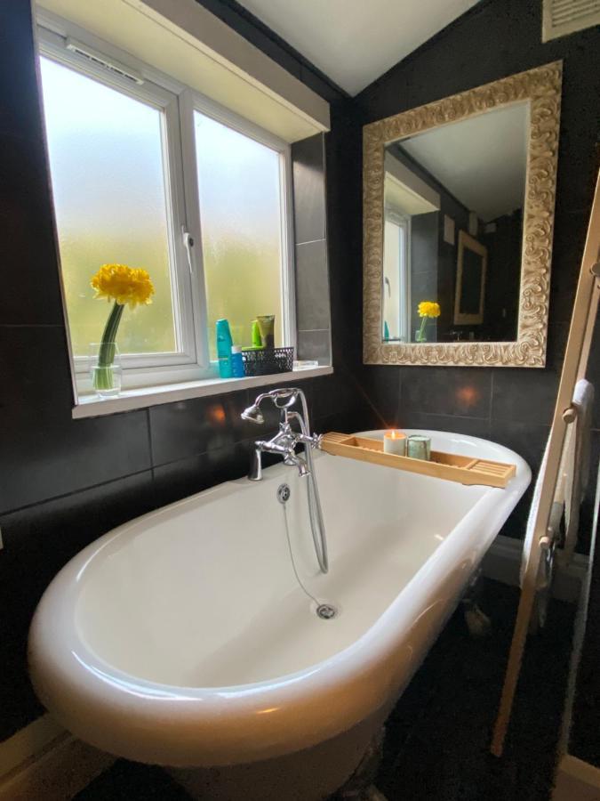 Medway Getaway - 3 Bed Home With Luxury Bathroom Chatham  Exterior foto