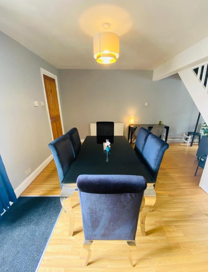 Medway Getaway - 3 Bed Home With Luxury Bathroom Chatham  Exterior foto