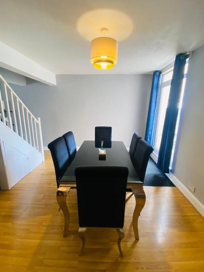 Medway Getaway - 3 Bed Home With Luxury Bathroom Chatham  Exterior foto